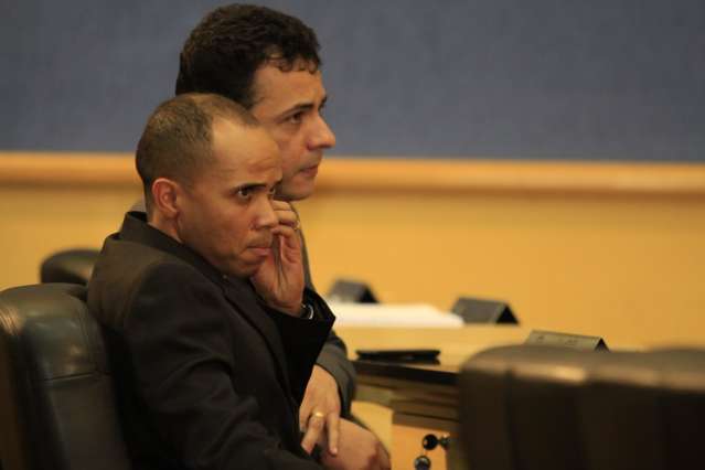 Isolado, Chocolate diz que persegui&ccedil;&atilde;o continua e faz cobran&ccedil;as ao prefeito