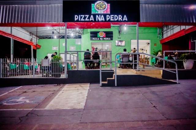 Em fevereiro, refrigerante vira brinde em pizzaria famosa por servir na pedra