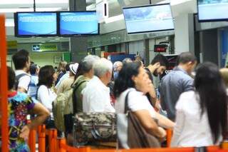 Desde primeiro de setembro, usuários enfrentam a superlotação no aeroporto de Campo Grande (Fotos: Marcos Ermínio)