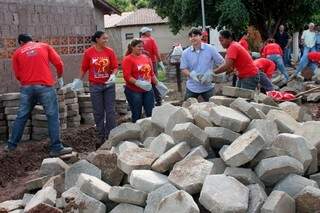 Duarte ajudou no trabalho de calçamento dos bairros Cravo Vermelho II e III. (Foto: Divulgação)