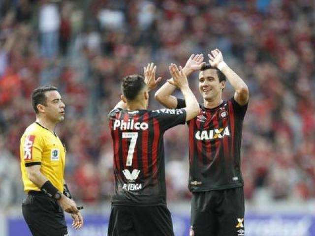 Atl&eacute;tico-PR marca tr&ecirc;s no 1&ordm; tempo, vence o Flamengo, mas segue no Z-4