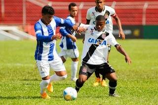 Disputa de bola entre jogadores do Vasco e São Raimundo. (Foto: Douglas Pingituro/Folha Press)