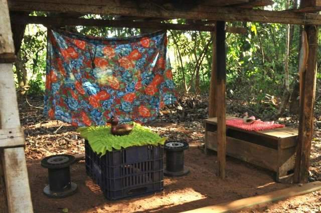 Casa na &aacute;rvore &eacute; feita com pallet e rede nas alturas para descanso dos marmanjos