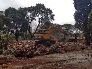 Máquina derruba casas em terreno na região oeste de Dourados (Foto: Adilson Domingos)