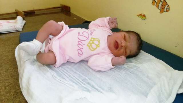 Mulher acorda com contra&ccedil;&otilde;es e marido faz o parto dentro de casa