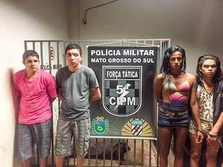 Marcelo, Maicon e as duas travestis presas por tráfico pela 5ª CIPM; a esposa de Marcelo não aparece na foto, mas também foi autuada. (Foto: Divulgação/PM)