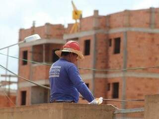 Trabalhador em obra do Minha Casa Minha Vida. (Foto: Arquivo/Campo Grande News)