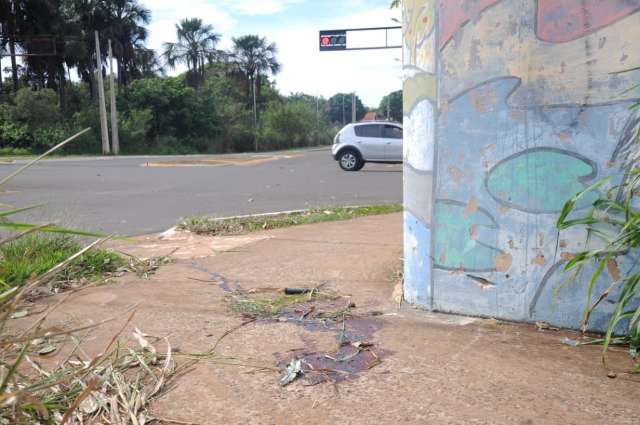 Com moto do pai, jovem morre ao bater em muro no Jardim Aeroporto