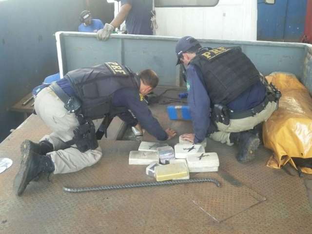 Pol&iacute;cia apreende 170 quilos de coca&iacute;na pura em fundo falso de semirreboque