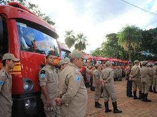 Novos veículos estacionados na Praça Ary Coelho, durante a cerimônia de entrega (Foto: Marina Pacheco)
