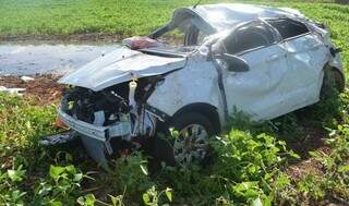 O carro, que foi param em uma plantação de soja, ficou destruído. (Foto: Sidnei Bronka) 