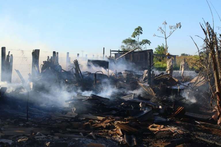 Local onde ficavam os três barracos completamente destruídos após as chamas. (Foto: André Bittar) 