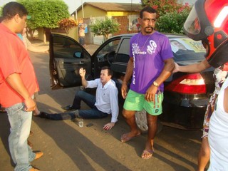 Vicente ficou caído na rua após ser agredido (Foto: Eder Bob)