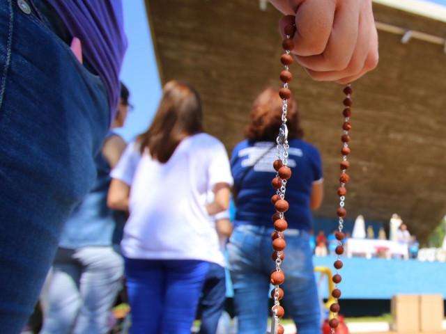 Em devo&ccedil;&atilde;o &agrave; Aparecida, 300 se re&uacute;nem para rezar ter&ccedil;o em pra&ccedil;a