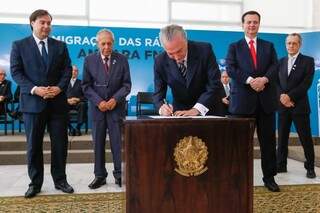 Presidente Temer ao assinar migração de emissoras AM para FM (Foto: Foto: Marcos Corrêa/ Presidência da República)