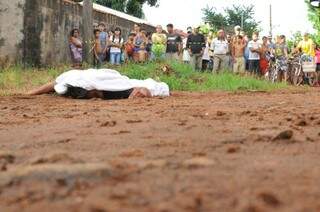 Vítima foi executada na frente do irmão de oito anos. (Foto: Alcides Neto)