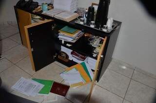 Reviram documentos e malotes, e ainda não se sabe se documentos importantes foram roubados. (Foto: Taquarussu News)