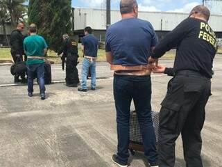 Movimentação de policiais durante escolta dos três presos no Aeroporto Zumbi dos Palmares, em
Maceió (AL), embarcando em aeronave da Força Aérea Brasileira (Foto: divulgação/PF) 