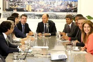 O secretário Eduardo Riedel se reuniu com os deputados, na sala da presidência, nesta semana (Foto: Assessoria/ALMS)
