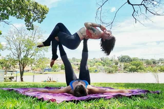 At&eacute; parece contorcionismo, mas acroyoga &eacute; o desafio que deixa o corpo sarado