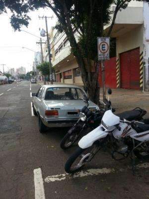 Leitora flagra carro estacionado em vagas de motos no Centro de Campo Grande