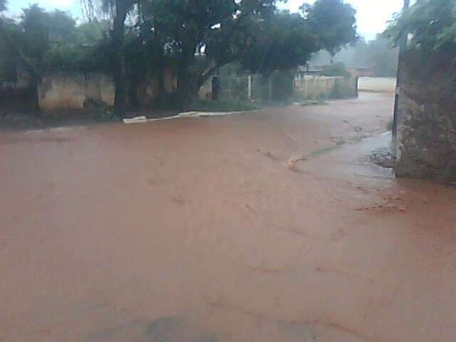 Chuva forte provoca alagamento em ruas de Campo Grande