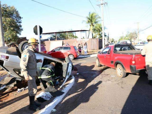 Motorista fica ferido em acidente com capotagem no Santo Ant&ocirc;nio