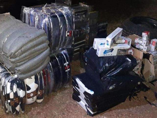 Em bloqueio, pol&iacute;cia apreende carros carregados com contrabando 