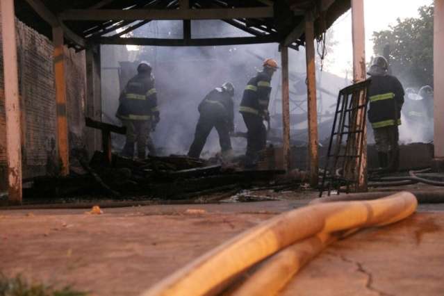 Per&iacute;cia deve ser acionada para investigar inc&ecirc;ndio em casa de madeira