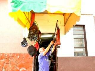 Como passatempo, hoje Justo mantém um comércio numa portinha da 26 de Agosto. (Foto: Marcelo Callazans)