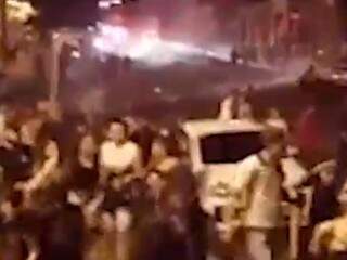 Foliões, que obstruíam a rua, foram dispersados pela Polícia Militar (Foto: reprodução/vídeo)