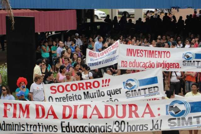 Ap&oacute;s protesto, professores se re&uacute;nem na C&acirc;mara de Dourados hoje &agrave; noite