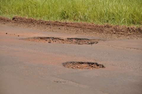 Estrada com buracos se torna perigo para motoristas na saída para Rochedo