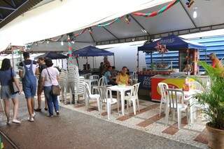 Praça de alimentação oferece salgados, sorvetes e bebidas para quem  passa pelo local. (Foto: Alcides Neto)