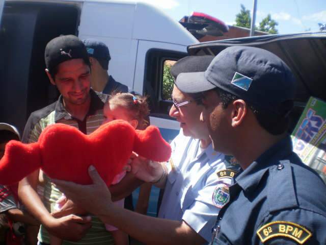  Policiais militares doam brinquedos para comunidade carente em Corumb&aacute;