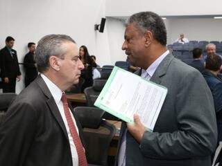 Deputados Paulo Corrêa (PSDB) e João Grandão (PT), durante sessão (Foto: Victor Chileno/ALMS)