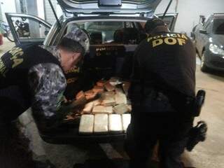 A cocaína foi encontrada em um fundo falso no porta-malas do carro (Foto: Assessoria de Comunicação)