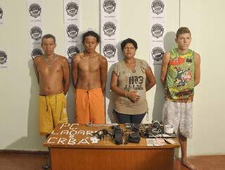 Traficantes que comandavam pontos de vendas de drogas foram presos na manhã de hoje. (Foto: Anderson Gallo/Diário Online).