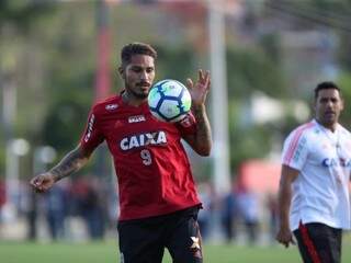Paolo Guerrero voltou a treinar e deve enfrentar a Ponte Preta hoje no Maracanã (Foto: Gilvan de Souza/Flamengo)