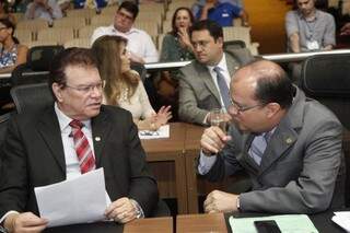 Maurício Picarelli, autor do projeto, junto com José Carlos Barbosa, na Assembleia (Foto: Victor Chileno/ALMS)