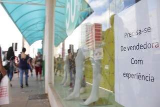 As placas que avisam a vaga em aberto voltaram às lojas da região Central. (Foto: Marcos Ermínio)