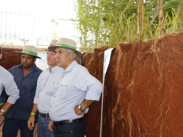 Reinaldo acompanha demonstração de plantio de cereal em diferentes tipos de solo