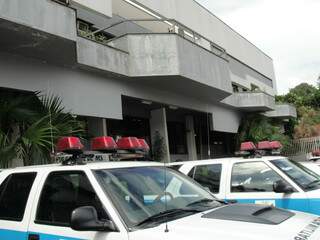 Viaturas da PM lotaram calçada do Centro de Polícia Especializada. (Foto: Simão Nogueira)
