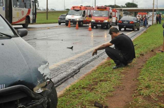 Condutor sem habilitação desvia de moto e causa acidente com três carros