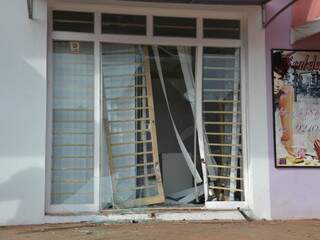 A porta do laboratório ficou danificada. (Foto: Simão Nogueira) 
