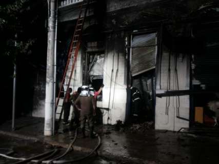 Após 8h de combate às chamas, Bombeiros iniciam rescaldo em loja