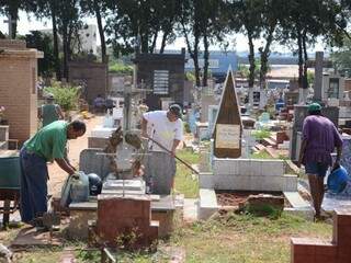 Equipes trabalham na preparação do cemitério Santo Antonio nesta terça-feira. (Foto: Minamar Júnior)
