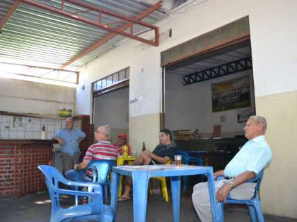 Em bar &ldquo;Copo Sujo&rdquo;, at&eacute; as mesas foram doadas pelos clientes