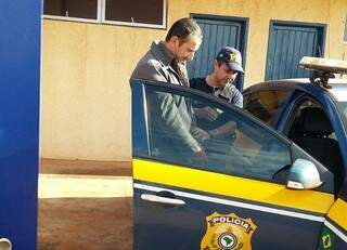 Paranaense preso com cocaína na BR-463 (Foto: Sidney Bronka/94 FM)