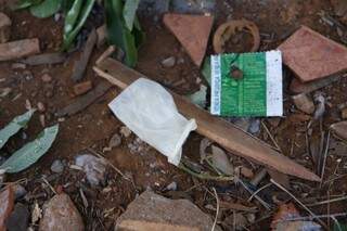 No terreno baldio da Duque de Caxias, preservativo denuncia a &quot;pegação&quot;. (Foto: Cleber Gellio)